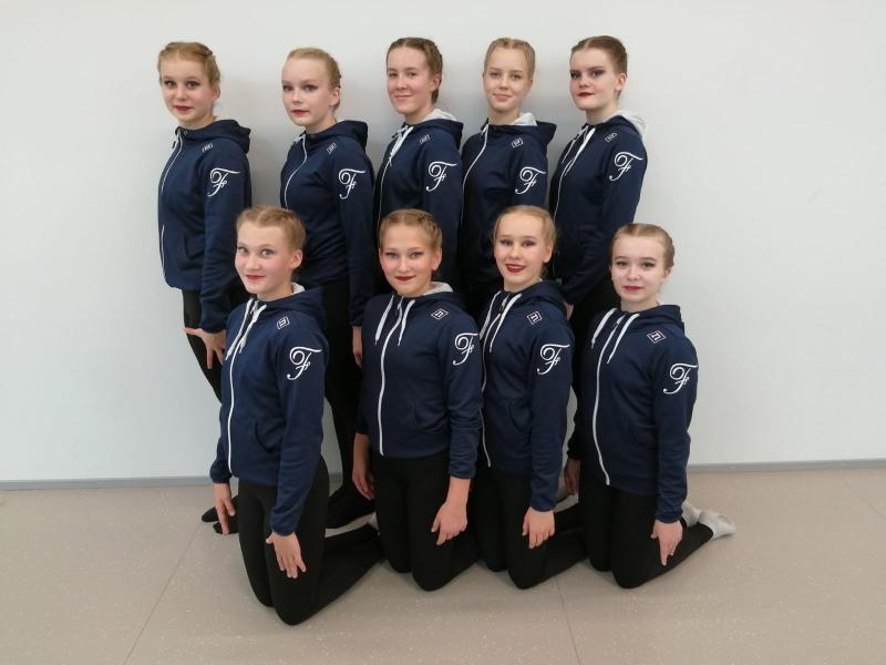 F-painatuksella oleva hupparit